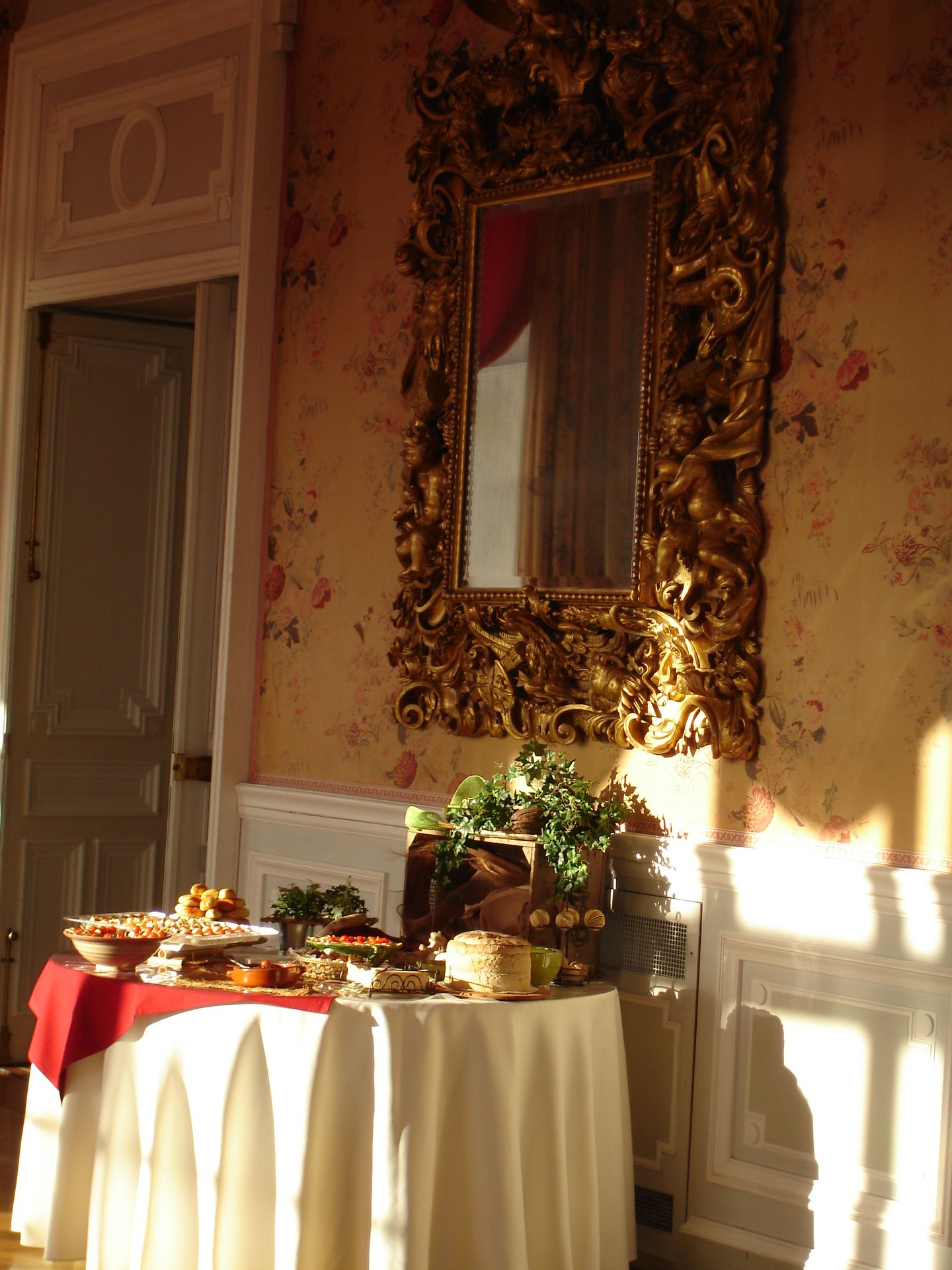 Buffet traiteur dans une salle de réception