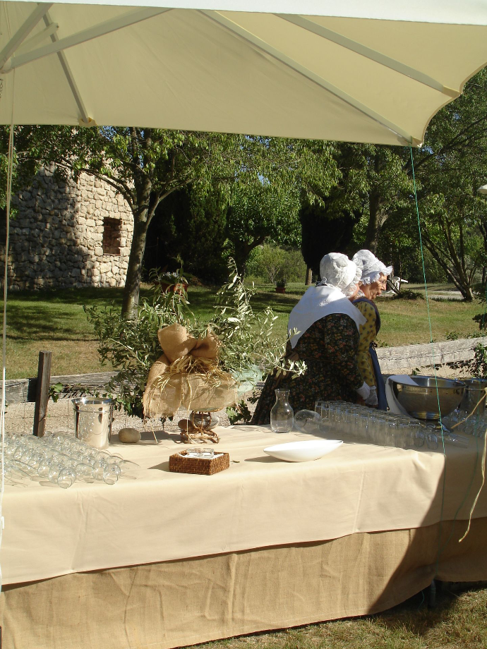 Chef traiteur préparant un événement gastronomique en extérieur en Provence